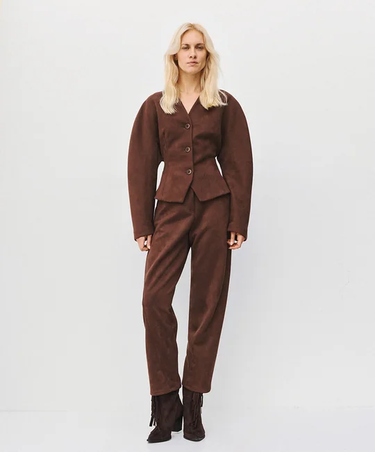Ensemble veste cintrée effet daim à manches ballon & pantalon fuselé en suédine — Café