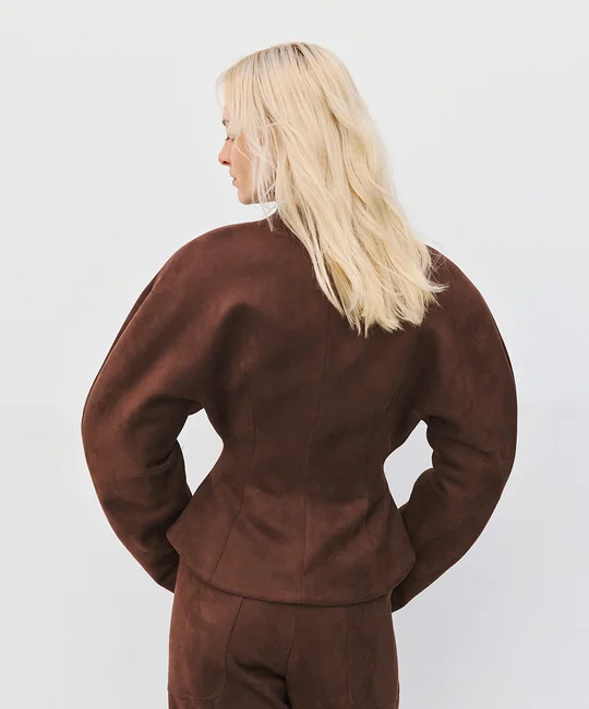 Ensemble veste cintrée effet daim à manches ballon & pantalon fuselé en suédine — vue 4