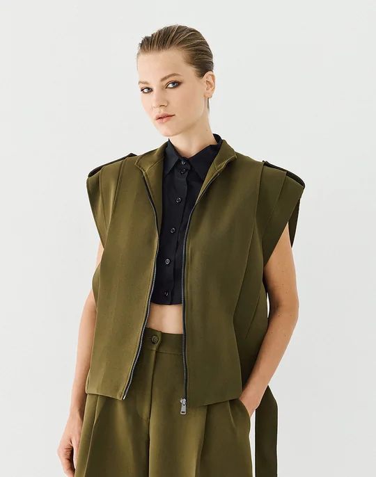 Ensemble veste sans manches plissée ceinturée + pantalon cordons olive — Olive