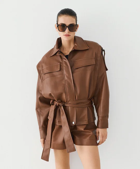 Ensemble veste en simili cuir ceinturée & short à pinces en simili cuir — vue 3