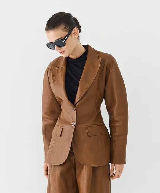 Ensemble blazer ajusté en simili cuir & pantalon large en simili cuir — Camel