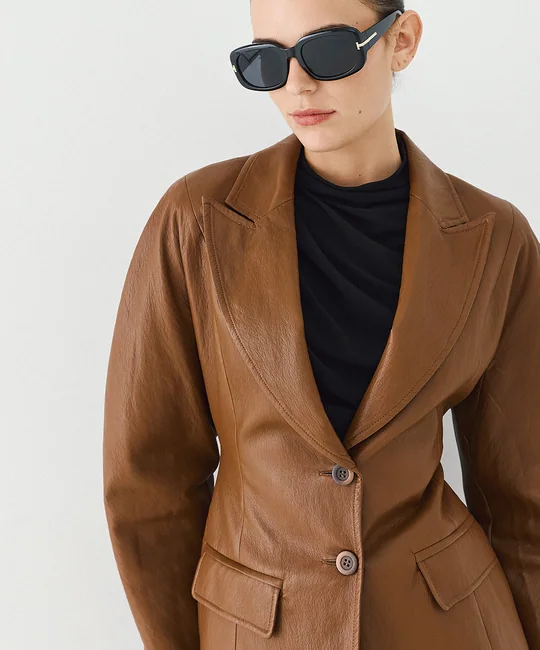 Ensemble blazer ajusté en simili cuir & pantalon large en simili cuir — vue 4
