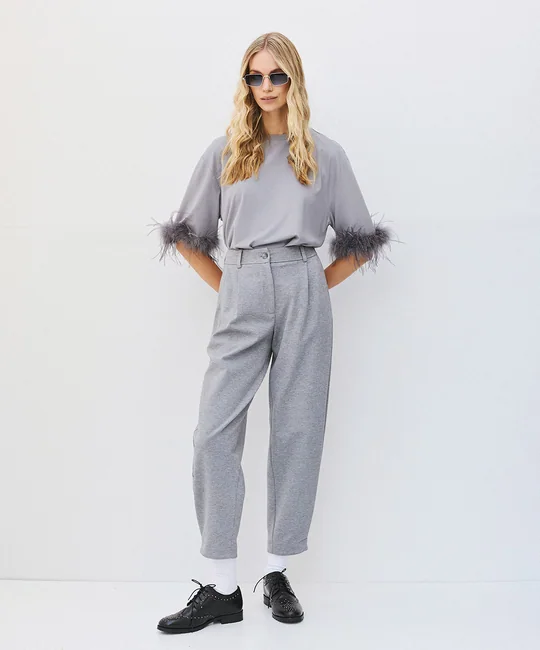 Blouse bordée plumes & Pantalon carotte Gris — Gris