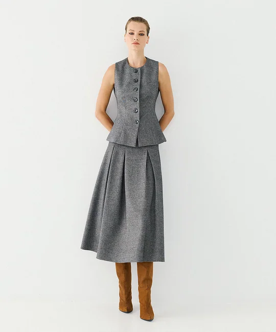 Ensemble gilet tailleur boutonné + jupe midi à plis gris — Gris