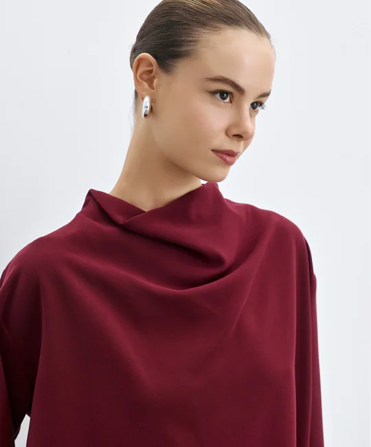 Ensemble blouse col drapé + pantalon droit bordeaux — vue 3