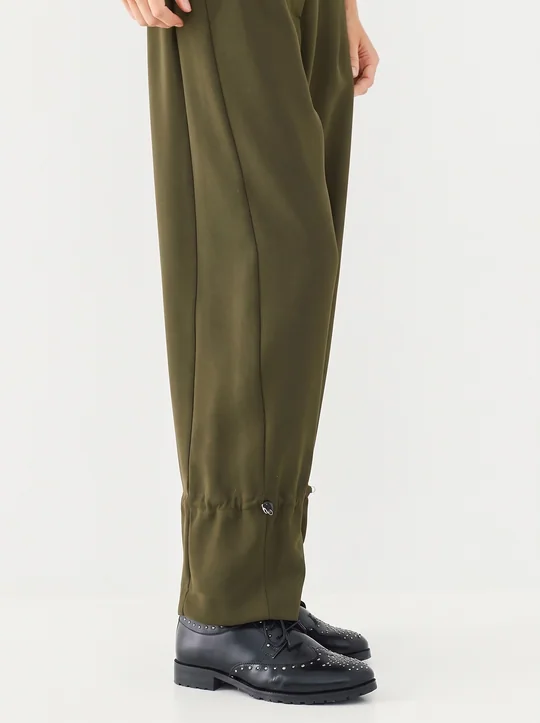 Ensemble veste sans manches plissée ceinturée + pantalon cordons olive — vue 7
