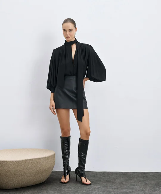 Jupe courte en simili cuir — vue 1